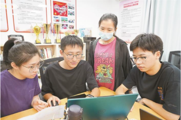 這支學生團隊不簡單！將柔性屏折疊壽命提升四倍 有望在今秋量產